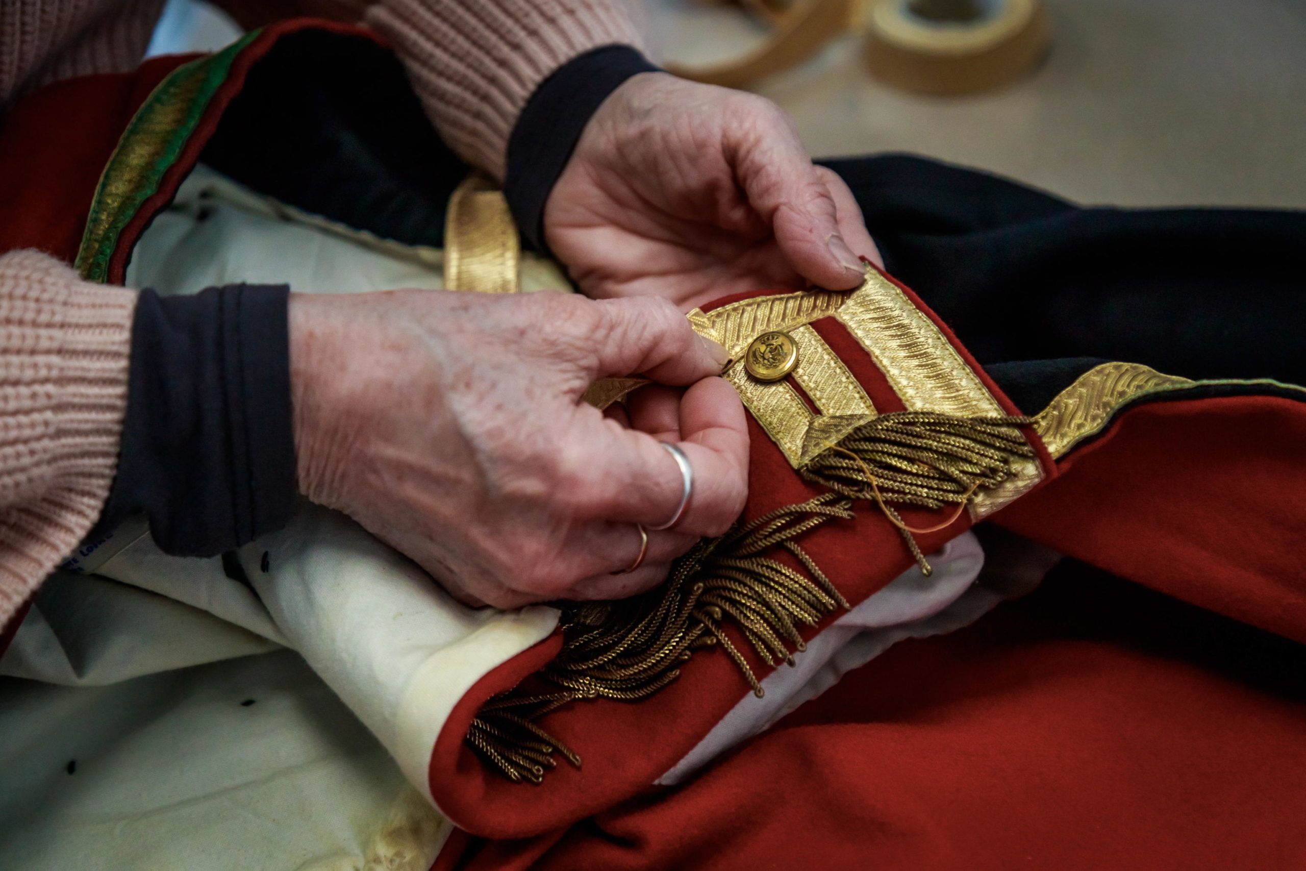 Un dettaglio della preparazione del vestito, svolta dalla costumista Nelly Graillot
