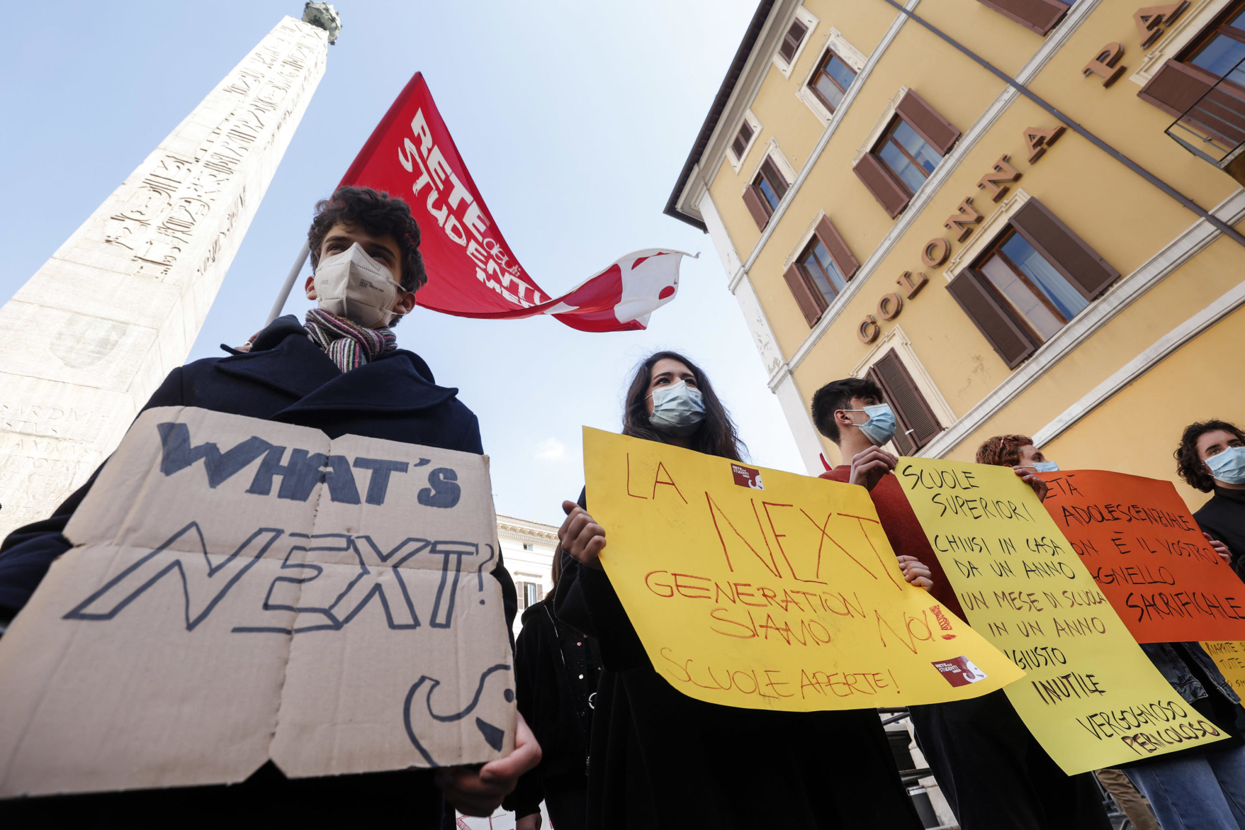 Ragazzi romani si uniscono contro le lezioni a distanza Ragazzi romani si uniscono contro le lezioni a distanza