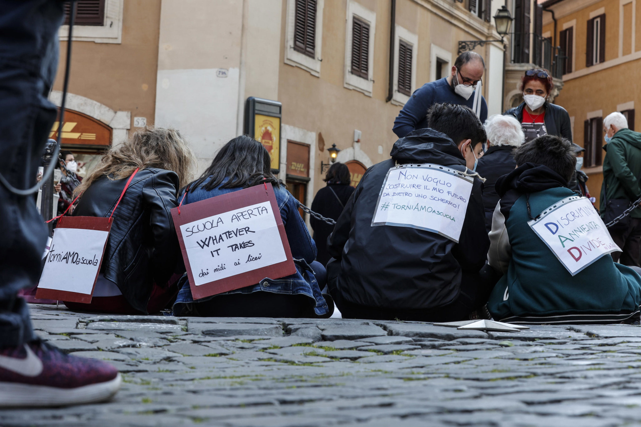 Manifesti contro la didattica a distanza a Roma