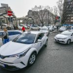 Tassisti riuniti per chiedere ristori al governo a Milano Tassisti riuniti per chiedere ristori al governo a Milano