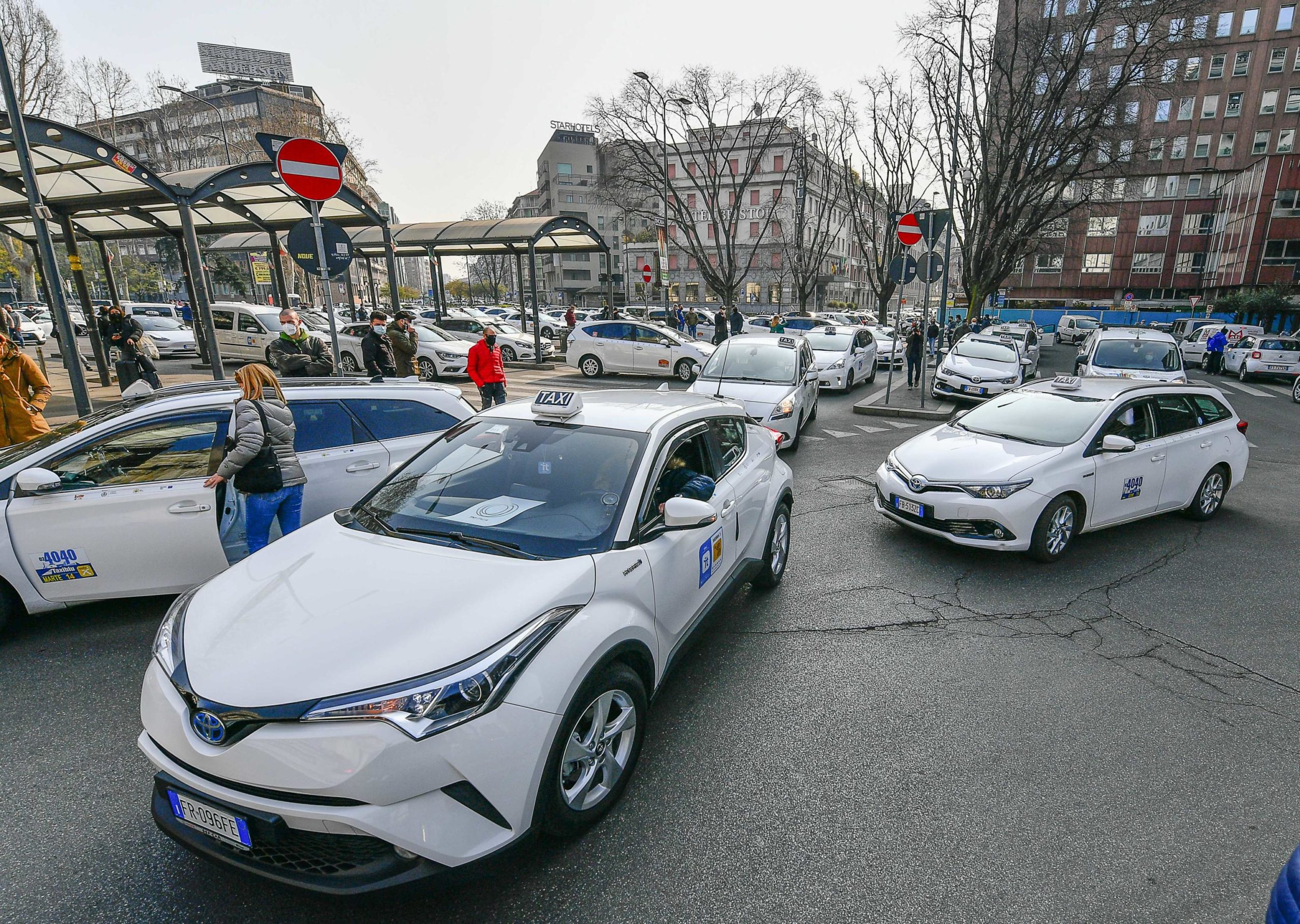 Tassisti riuniti per chiedere ristori al governo a Milano Tassisti riuniti per chiedere ristori al governo a Milano