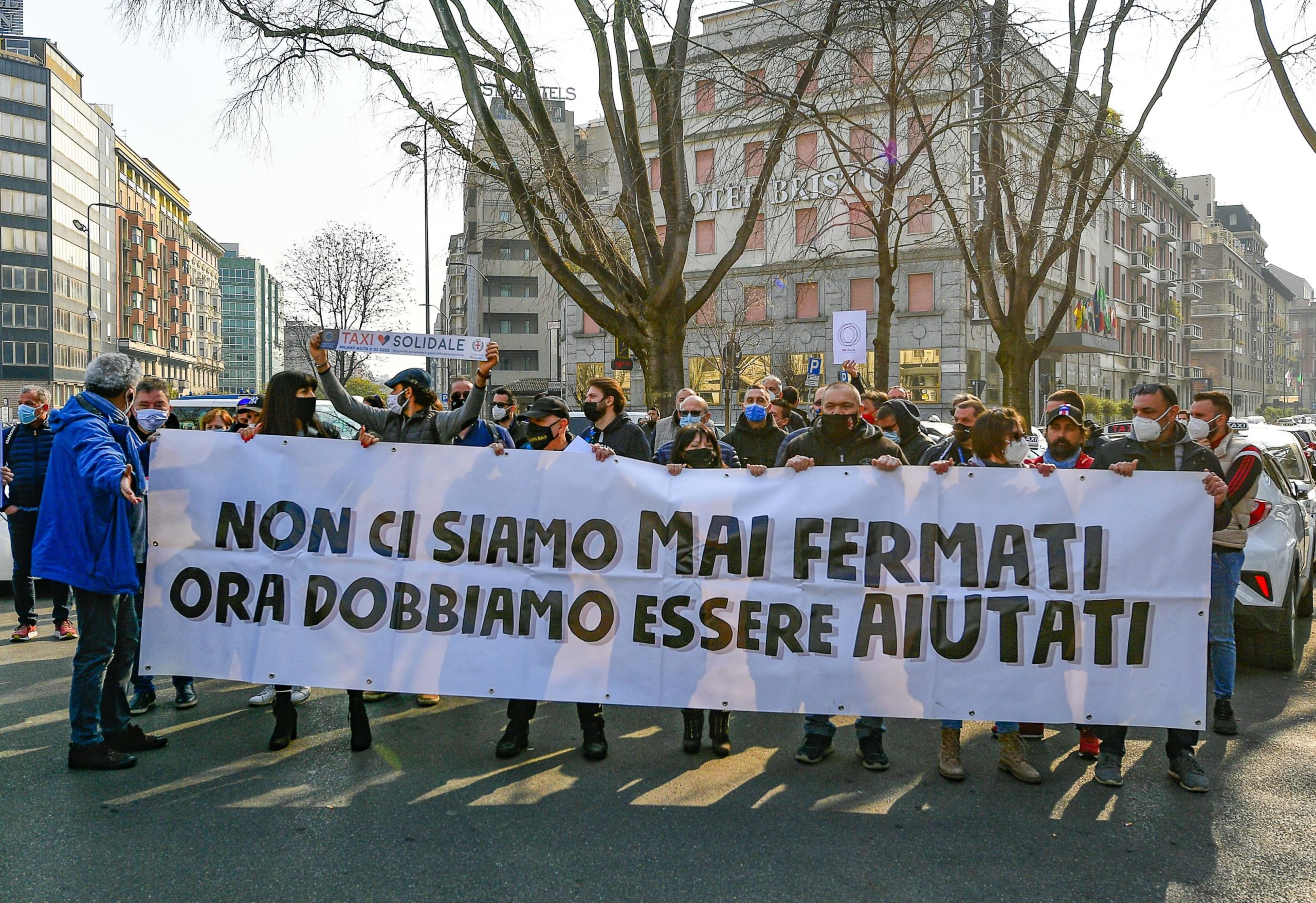 I titolari dei taxi milanesi chiedono aiuto al governo per fronteggiare la crisi dovuta dalla pandemia I titolari dei taxi milanesi chiedono aiuto al governo per fronteggiare la crisi dovuta dalla pandemia