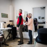 L'associazione della costumista Nelly Graillot durante la presa delle misure di un abito