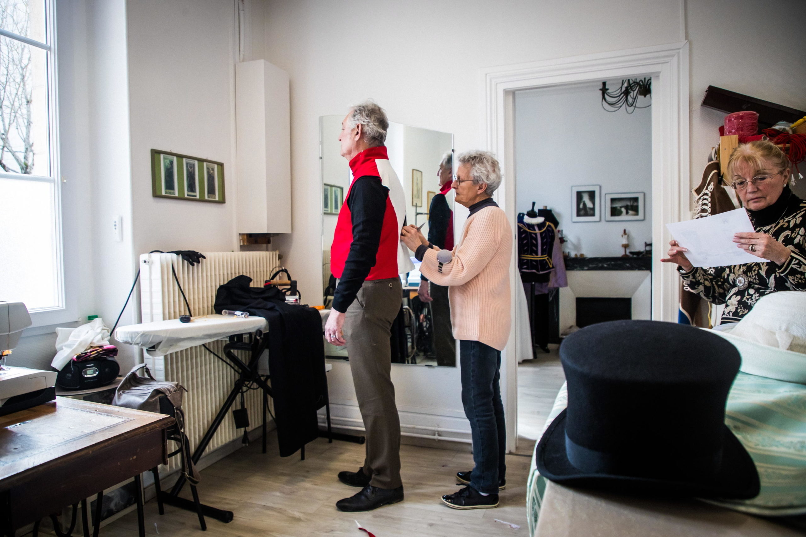 L'associazione della costumista Nelly Graillot durante la presa delle misure di un abito