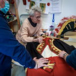 Lo staff dell'associazione di design di costumi al lavoro