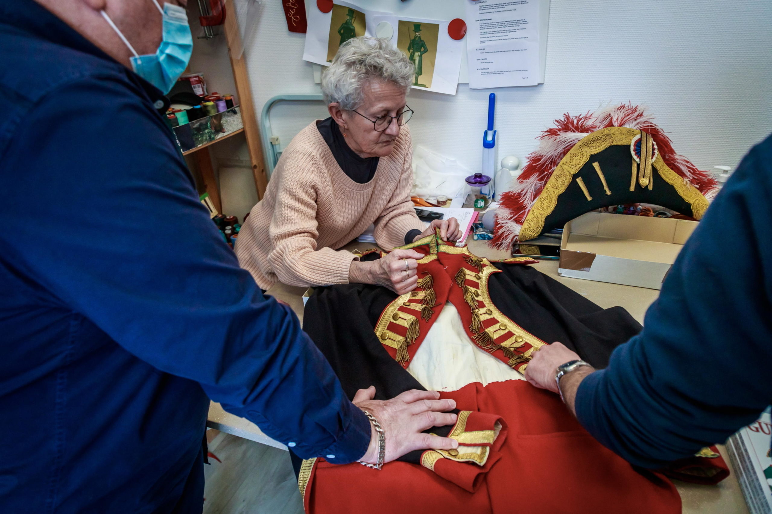 Lo staff dell'associazione di design di costumi al lavoro
