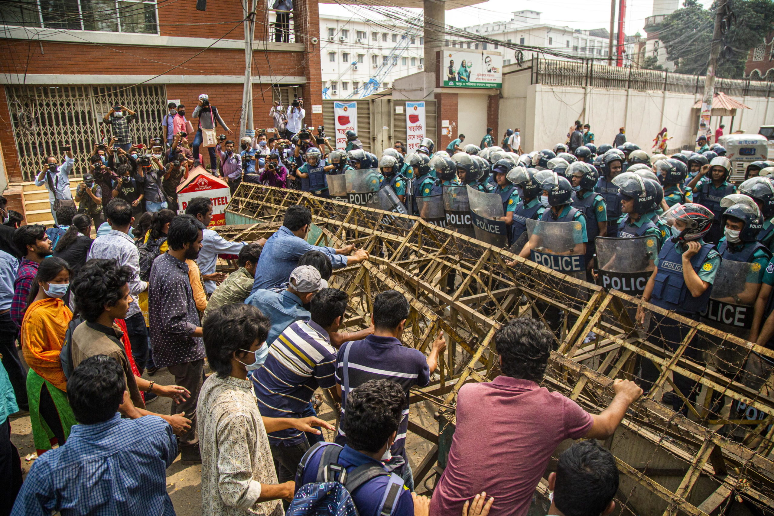 I manifestanti contestano una legge che limiterebbe la libertà di espressione I manifestanti contestano una legge che limiterebbe la libertà di espressione