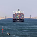 Una nave portacontainer della Liberia naviga attraverso il Canale di Suez prima dell'incidente