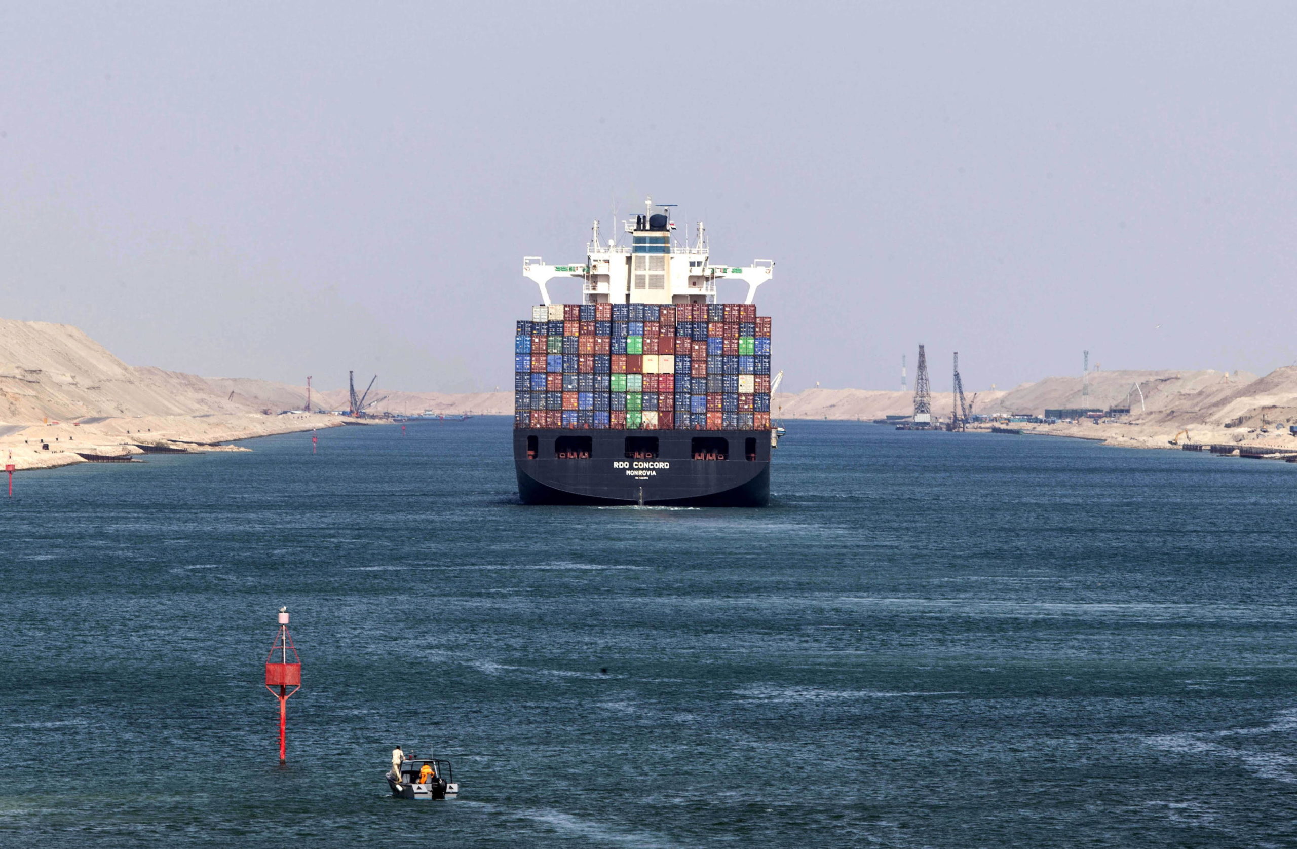 Una nave portacontainer della Liberia naviga attraverso il Canale di Suez prima dell'incidente
