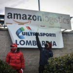 I lavoratori di Amazon e i sindacalisti di Uil-trasporti manifestano di fronte all'hub di Via Toffetti a Milano