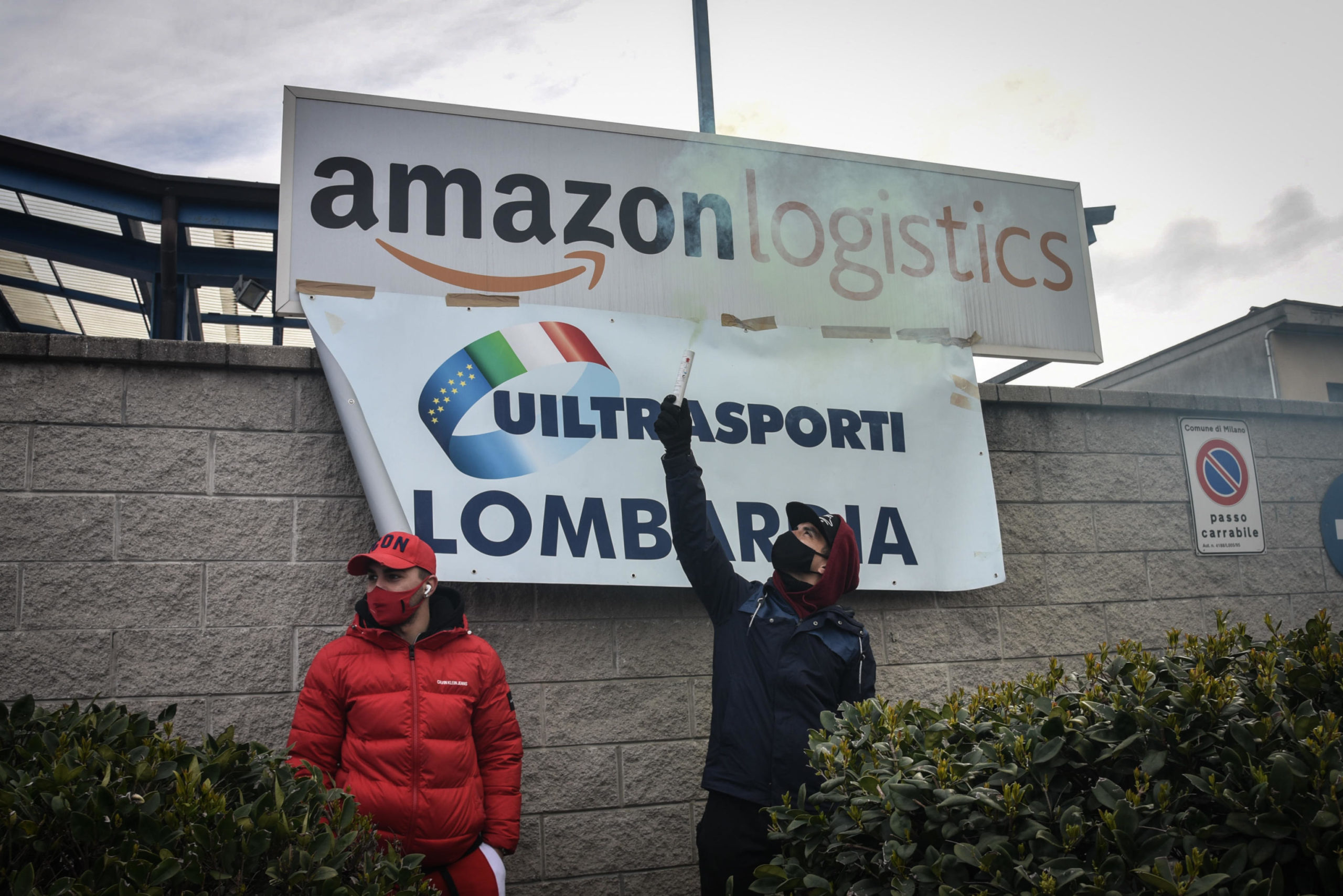 I lavoratori di Amazon e i sindacalisti di Uil-trasporti manifestano di fronte all'hub di Via Toffetti a Milano