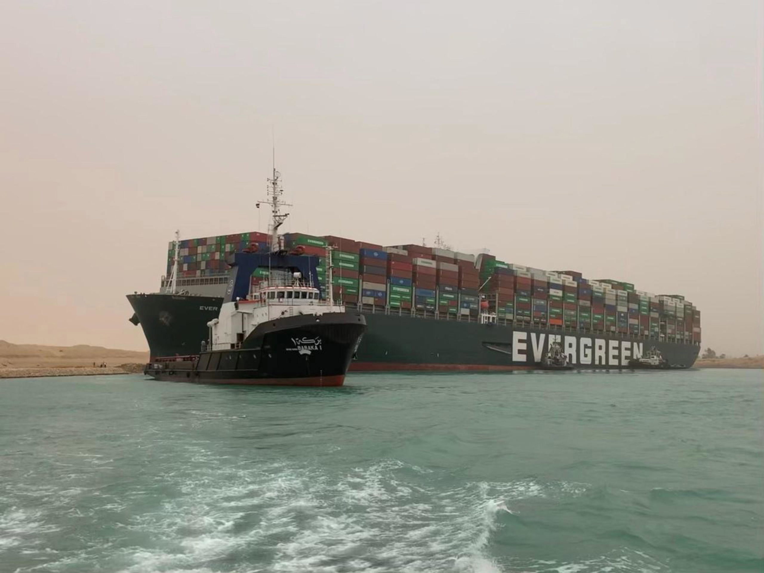 L'enorme nave portacontainer arenatasi il 23 marzo nel canale di Suez, in Egitto