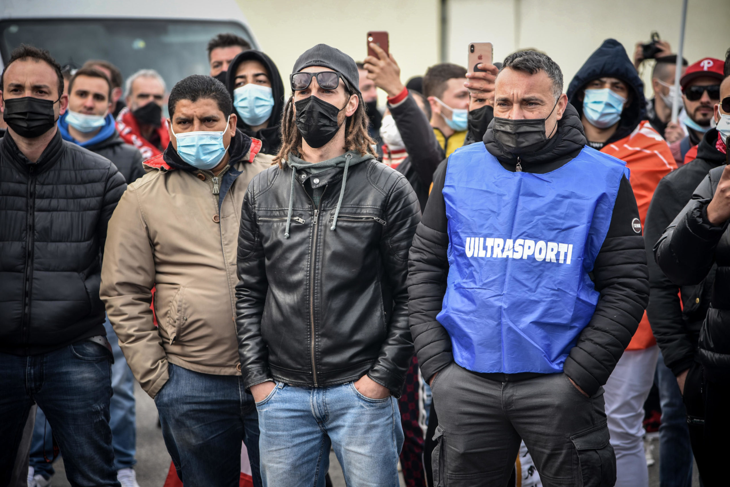 Alcuni corrieri Amazon in sciopero a Milano