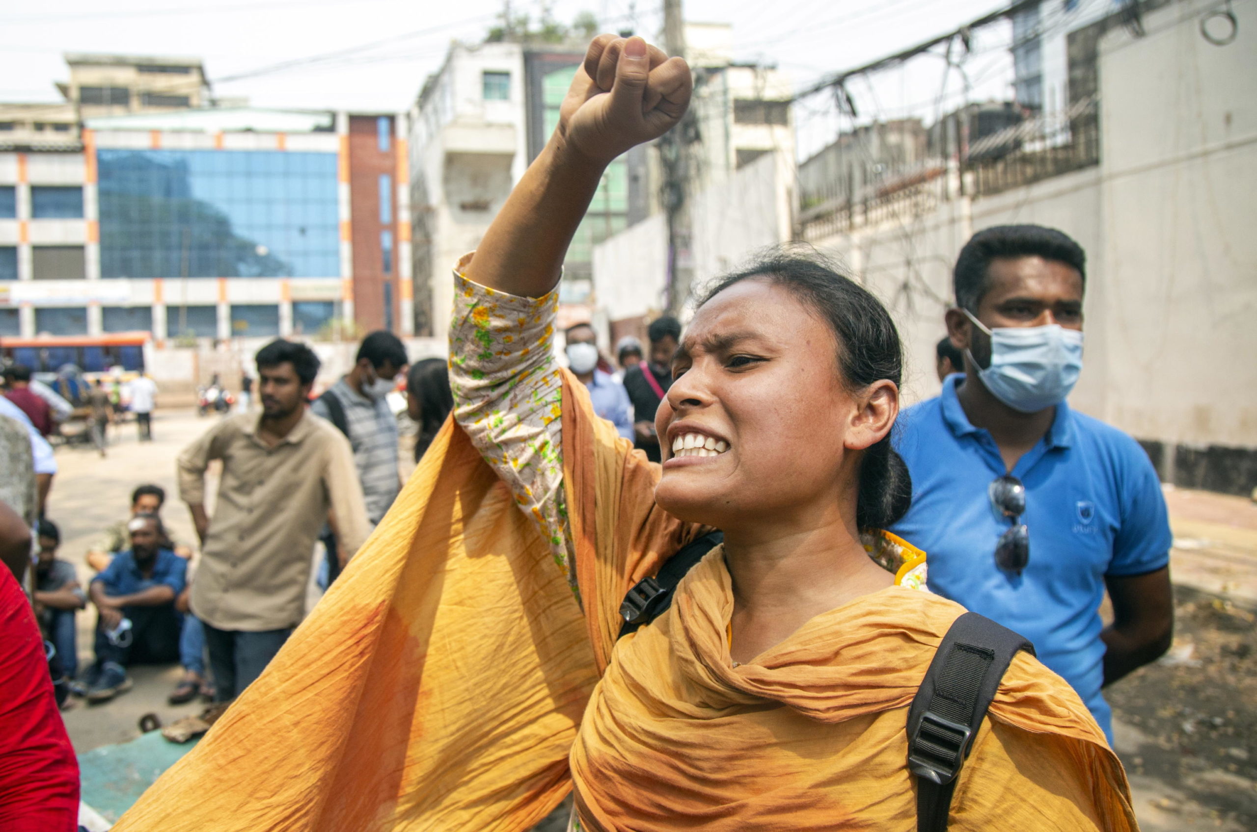 Una studentessa urla durante la marcia verso il ministero della Giustizia Una studentessa urla durante la marcia verso il ministero della Giustizia