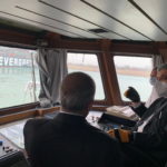 Il capo dell'Autorità del Canale di Suez, tenente generale Ossama Rabei, in visita sul luogo dell'incidente