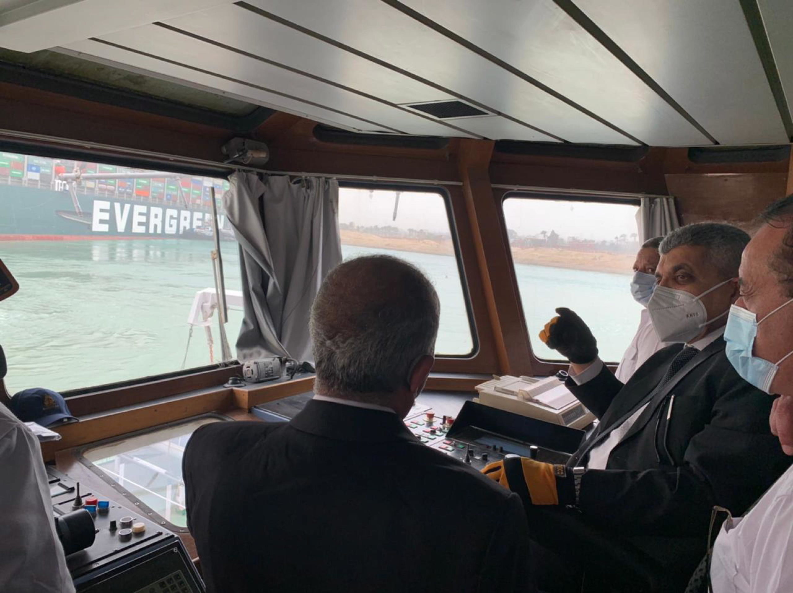 Il capo dell'Autorità del Canale di Suez, tenente generale Ossama Rabei, in visita sul luogo dell'incidente