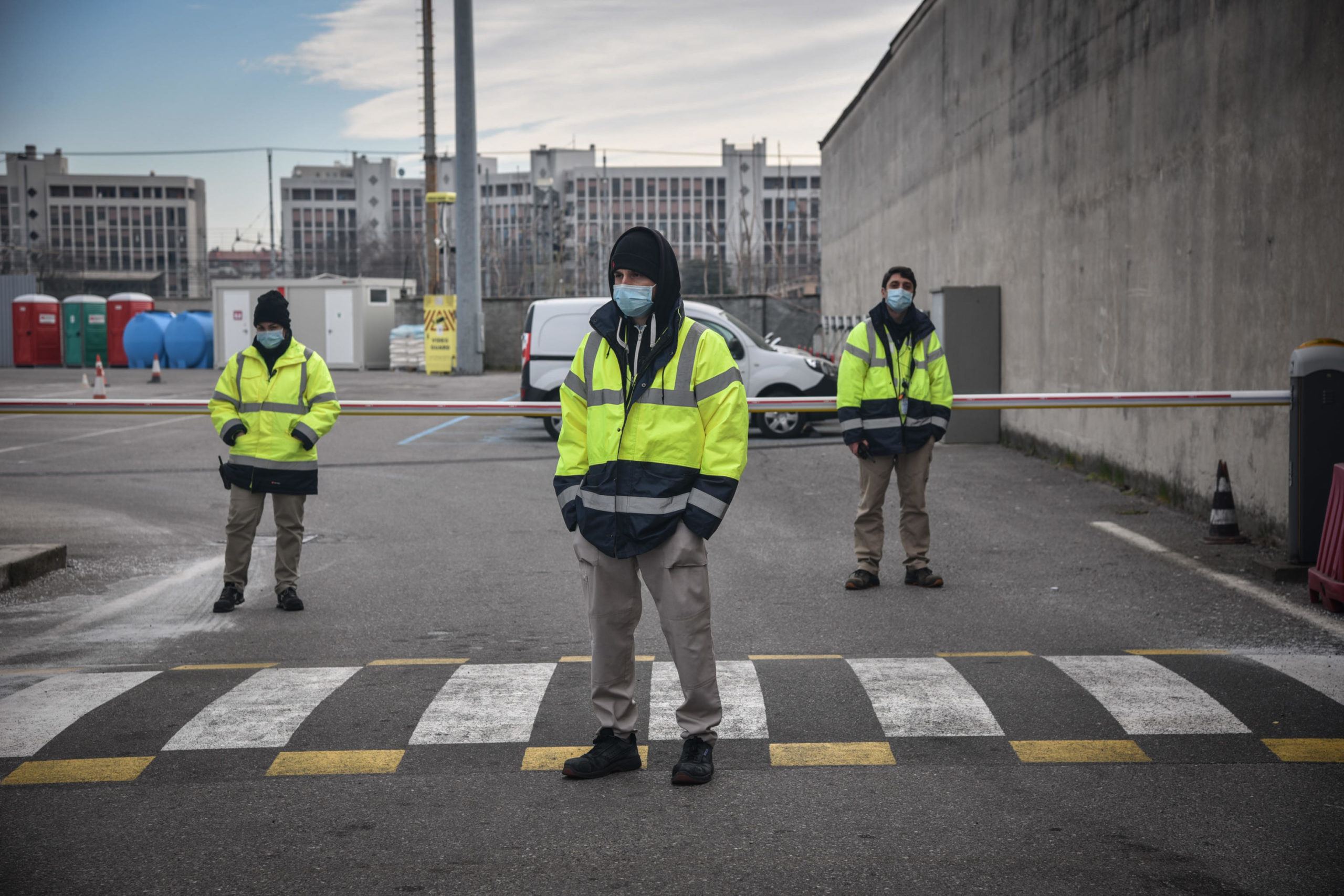 Corrieri Amazon in sciopero davanti all'hub di Via Toffetti a Milano