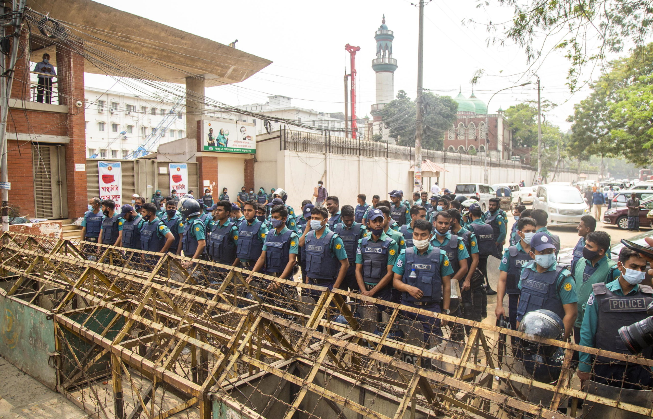 Ufficiali di polizia dietro una barricata posta per ostacolare la marcia degli studenti Ufficiali di polizia dietro una barricata posta per ostacolare la marcia degli studenti