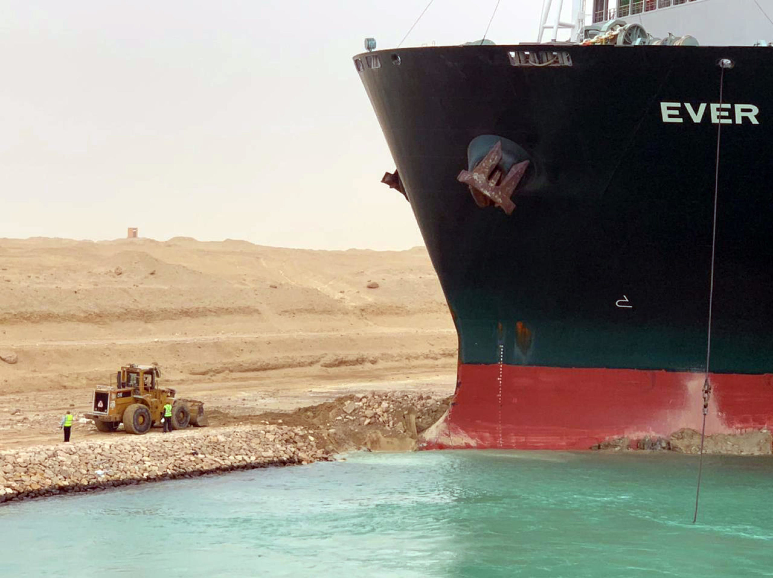 Un'immagine dei lavori di disincastro della nave diffusa dall'ufficio stampa del Governo egiziano