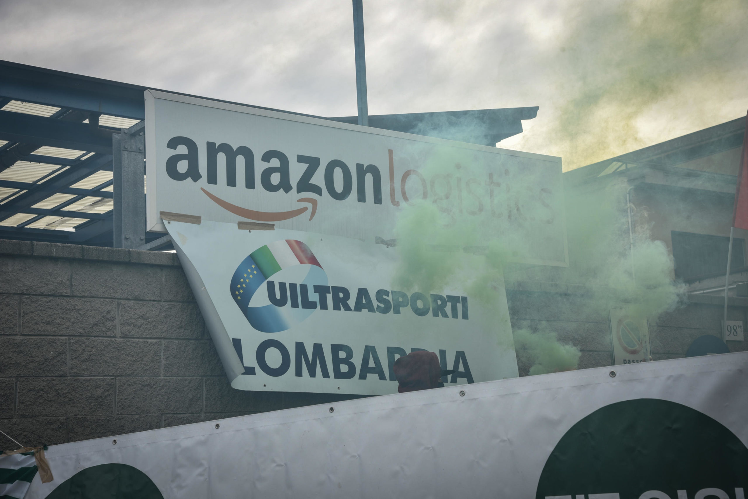 I lavoratori Amazon bloccano i veicoli al centro logistico di Via Toffetti a Milano
