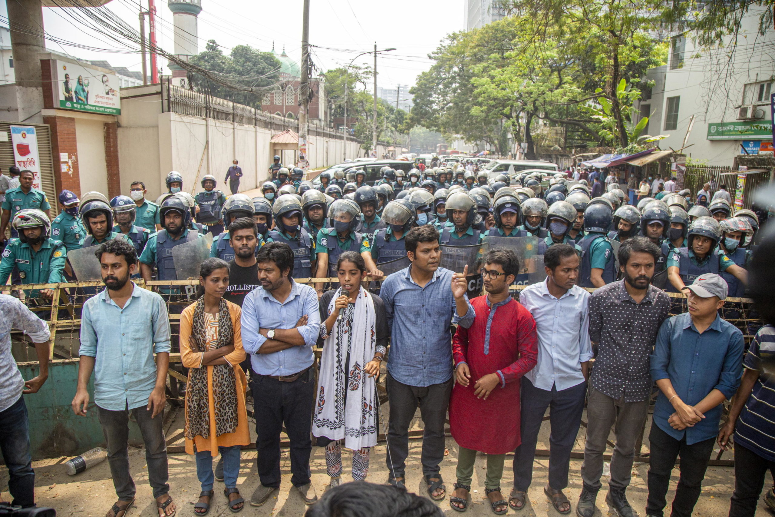 Gli studenti del Bangladesh gridano slogan contro il Governo