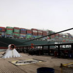 L'imponente nave "Ever Given" vista da un rimorchio a lavoro
