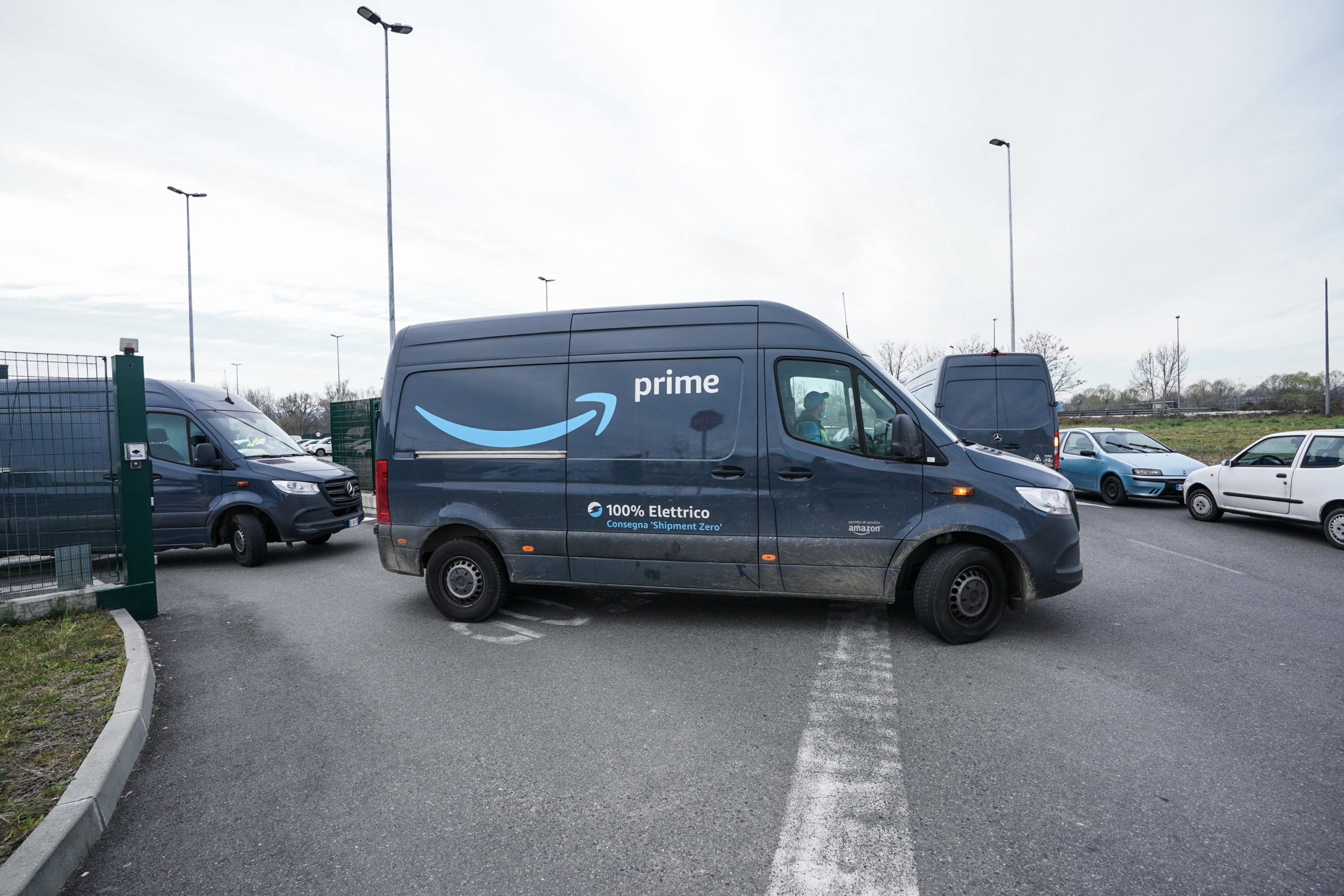 Un camion per le consegne Amazon fermo all'ingresso dell'HUB di Brandizzo, Torino