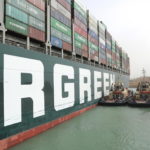 Due rimorchiatori a lavoro affianco alla nave cargo "Ever Given"