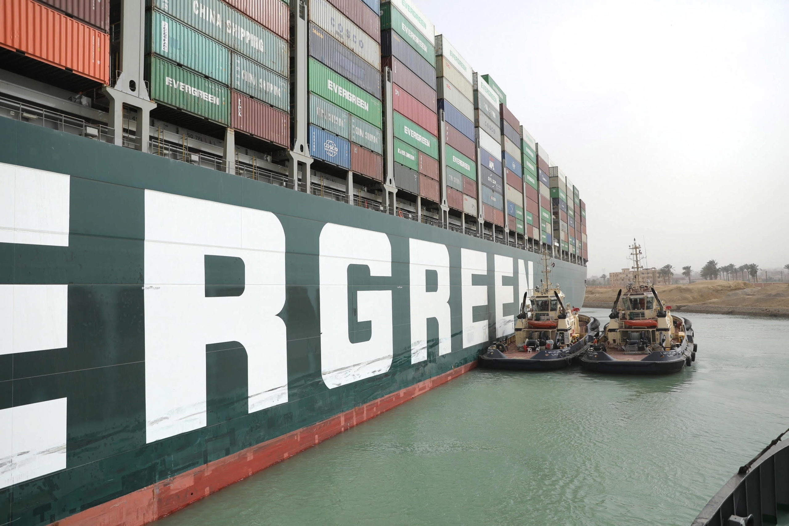 Due rimorchiatori a lavoro affianco alla nave cargo "Ever Given"