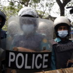 Gli agenti di Polizia si sono messi al riparo Gli agenti di Polizia si sono messi al riparo