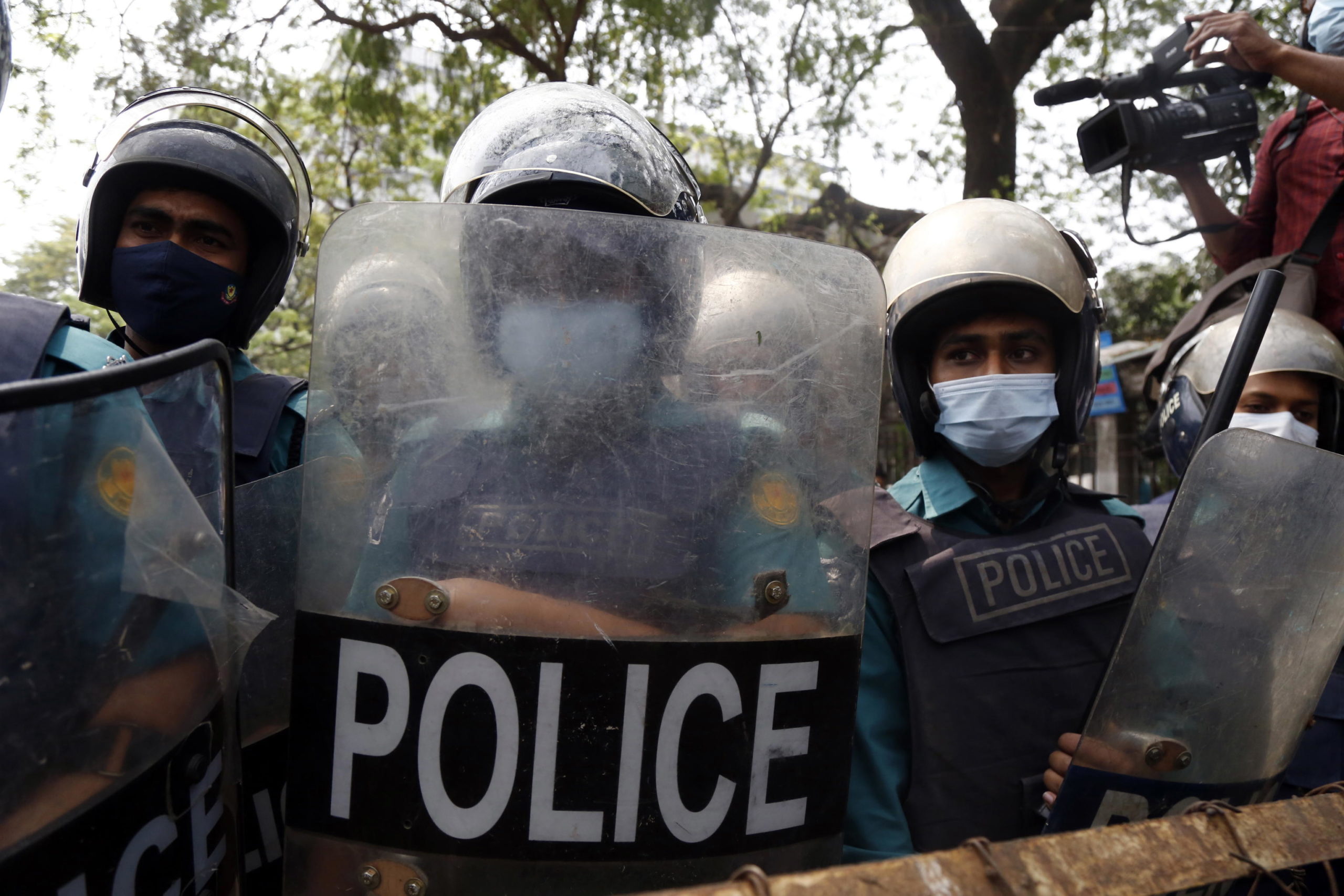 Gli agenti di Polizia si sono messi al riparo Gli agenti di Polizia si sono messi al riparo
