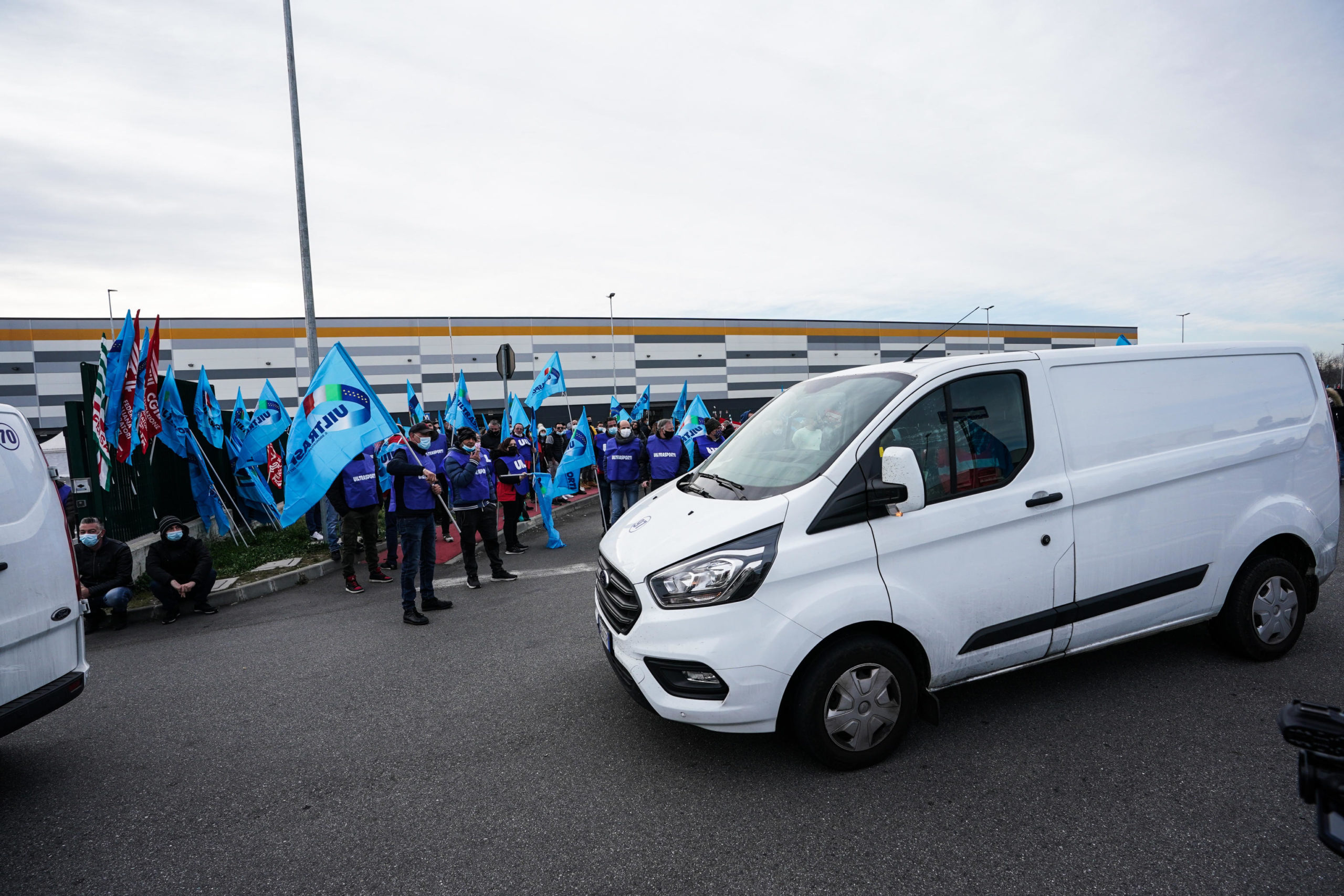 I corrieri di Amazon in sciopero a Brandizzo, Torino