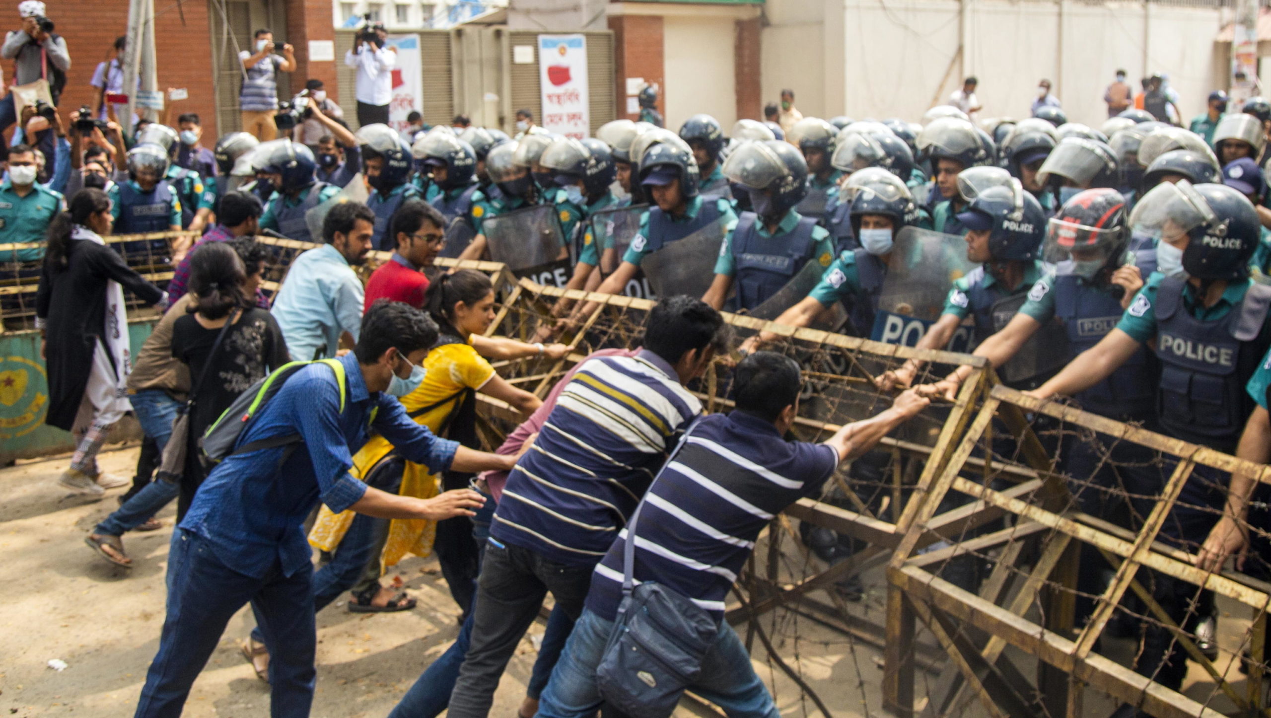 Gli studenti cercano di rimuovere una barricata della polizia Gli studenti cercano di rimuovere una barricata della polizia