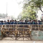 La Polizia osserva l'evoleversi delle proteste in atto a Dhaka