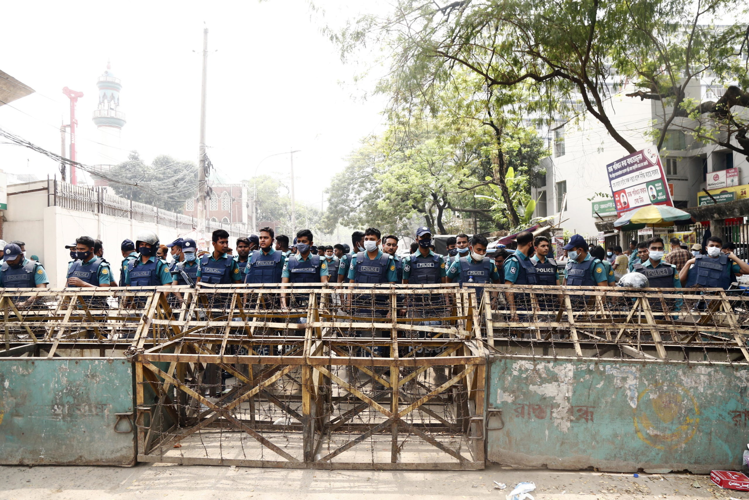 La Polizia osserva l'evoleversi delle proteste in atto a Dhaka La Polizia osserva l'evoleversi delle proteste in atto a Dhaka