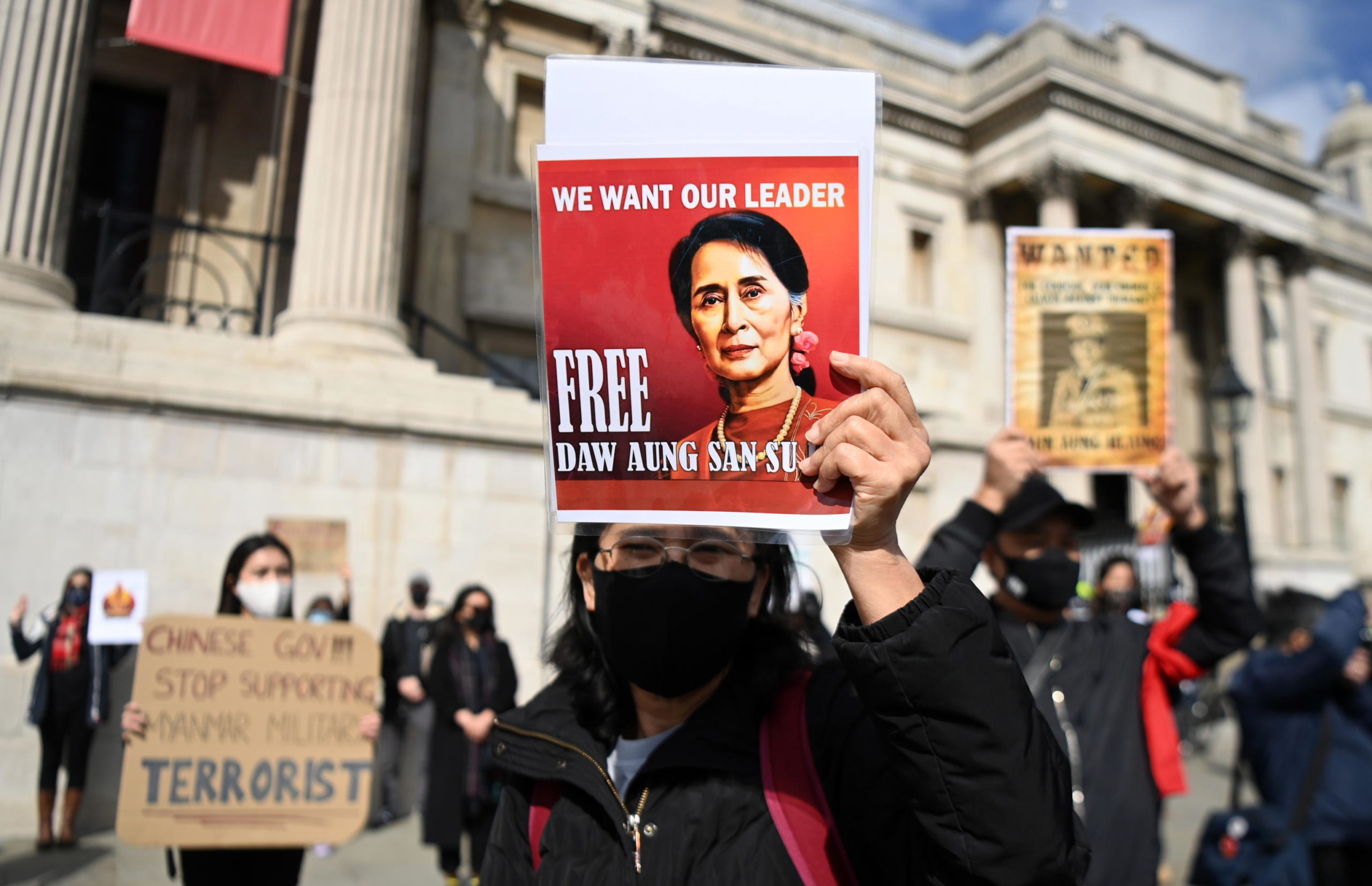 Una donna mostra una foto di Aung San Suu Kyi durante le proteste fuori dal Parlamento a Londra Una donna mostra una foto di Aung San Suu Kyi durante le proteste fuori dal Parlamento a Londra