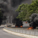 Blocchi stradali in fiamme nel corso delle proteste a Yangon Blocchi stradali in fiamme nel corso delle proteste a Yangon