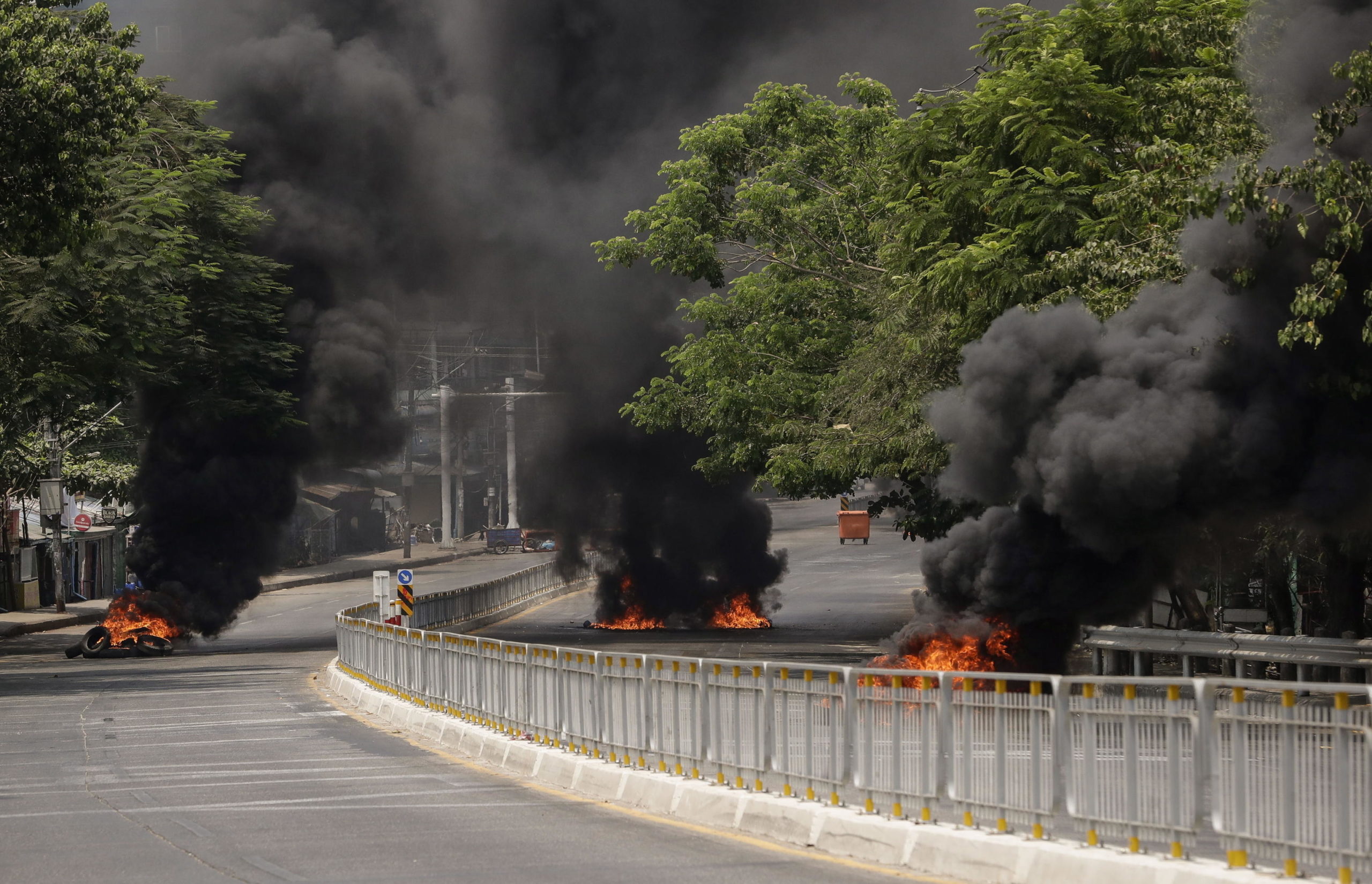 Blocchi stradali in fiamme nel corso delle proteste a Yangon Blocchi stradali in fiamme nel corso delle proteste a Yangon