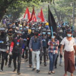 Manifestanti in marcia nel corso delle proteste a Mandalay Manifestanti in marcia nel corso delle proteste a Mandalay