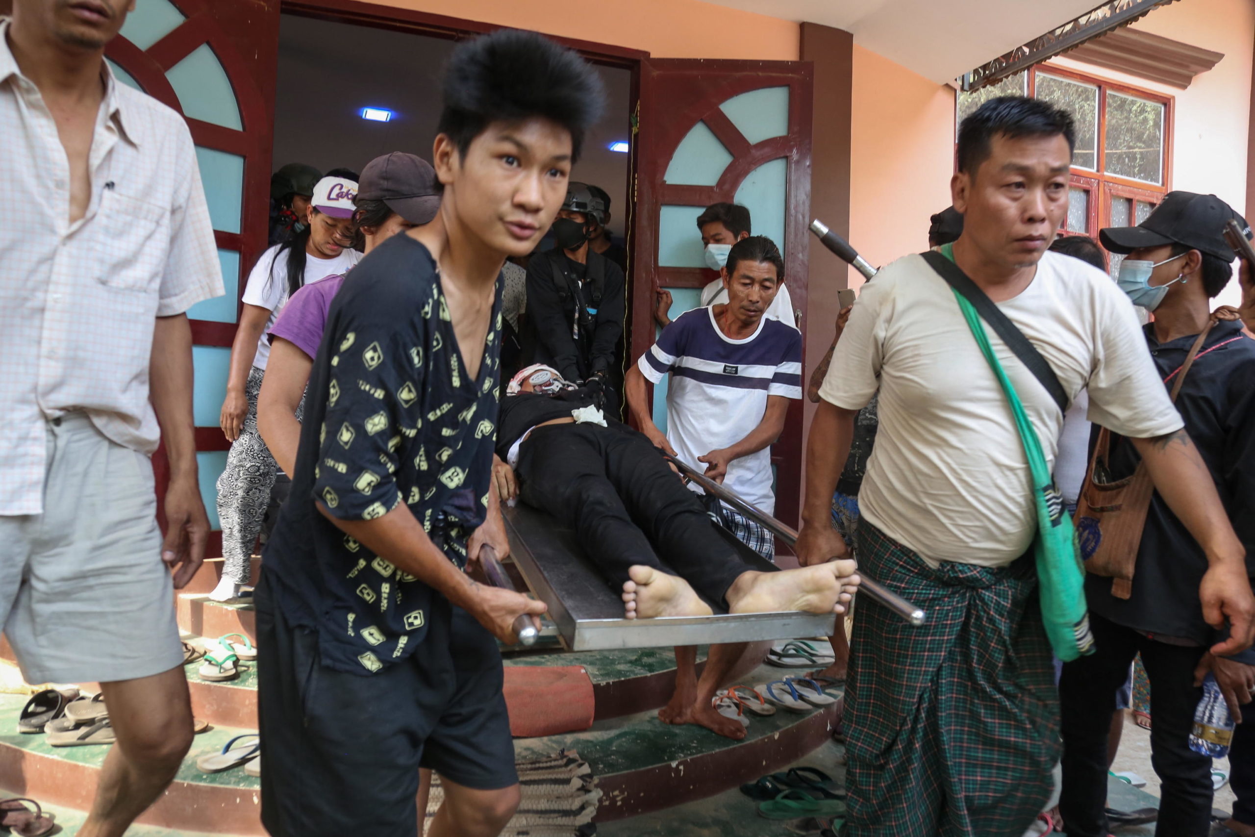 Il corpo di un ragazzo ucciso viene portato via durante gli scontri a Mandalay Il corpo di un ragazzo ucciso viene portato via durante gli scontri a Mandalay