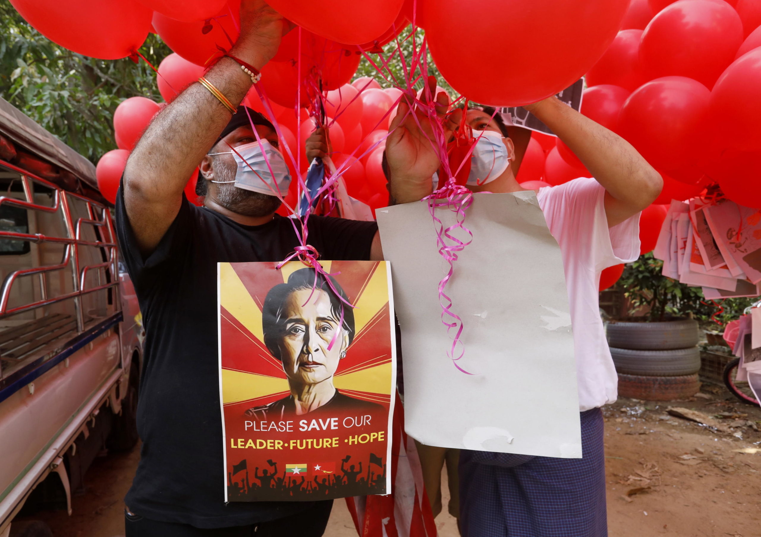 Proteste contro i militari, con l'immagine della premio Nobel Aung San Suu Kyi