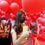 Palloncini rossi e immagini della premio Nobel per la Pace a Yangon