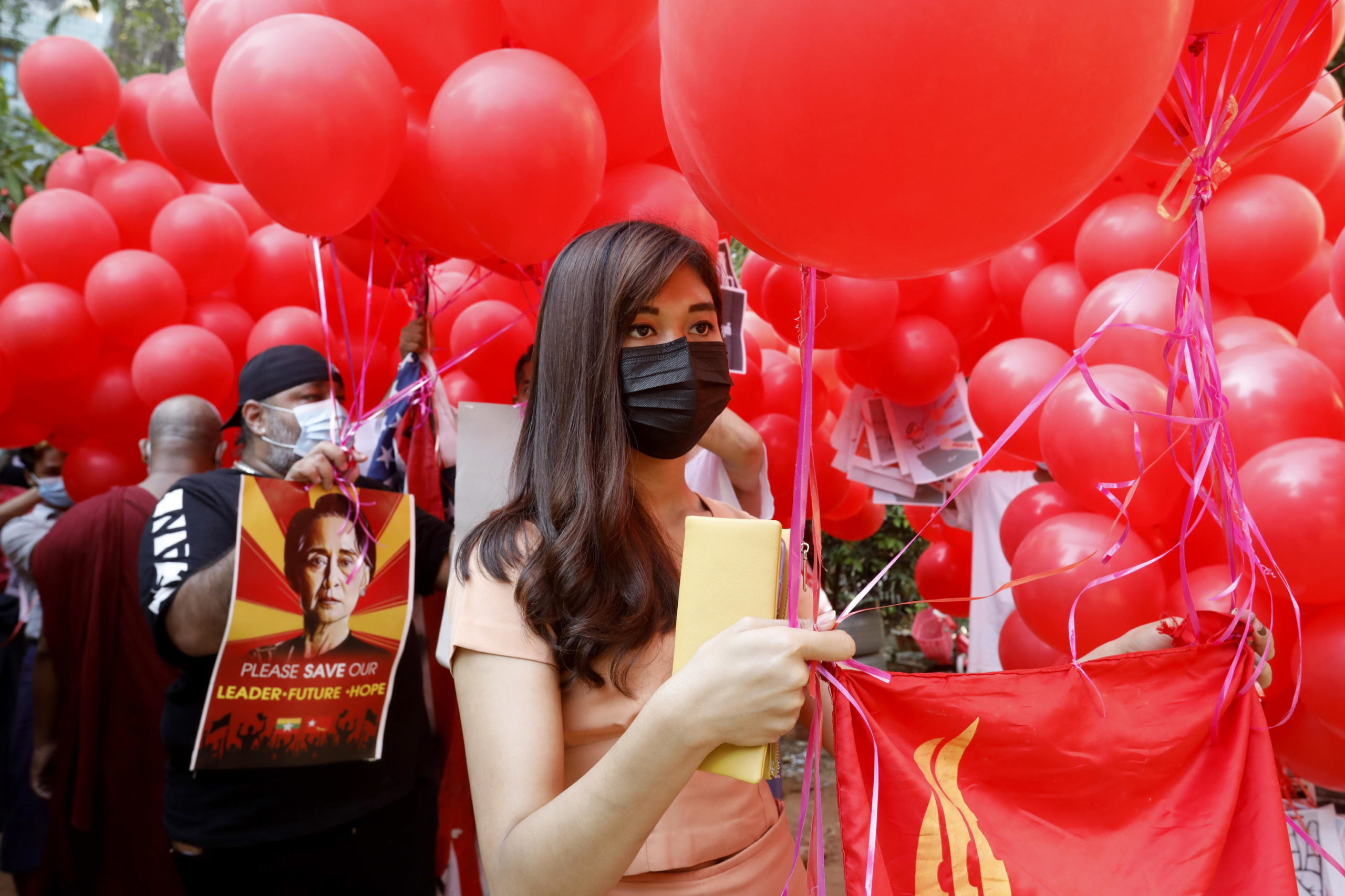 Palloncini rossi e immagini della premio Nobel per la Pace a Yangon