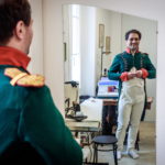La prova vestito di un professore che interpreterà Napoleone in un film