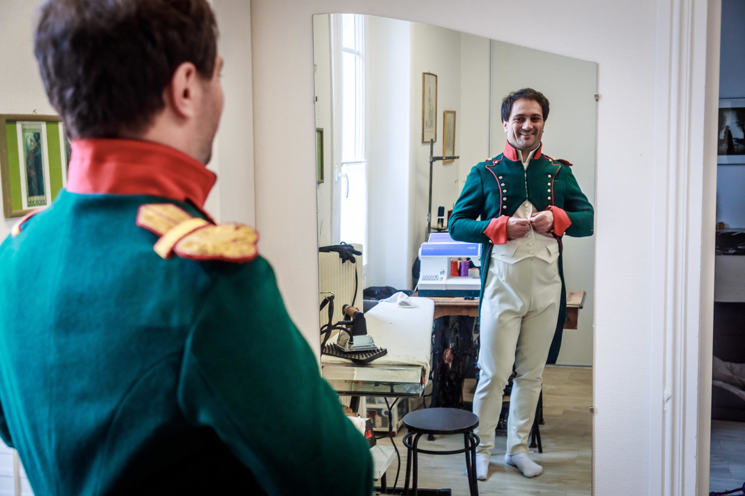 La prova vestito di un professore che interpreterà Napoleone in un film