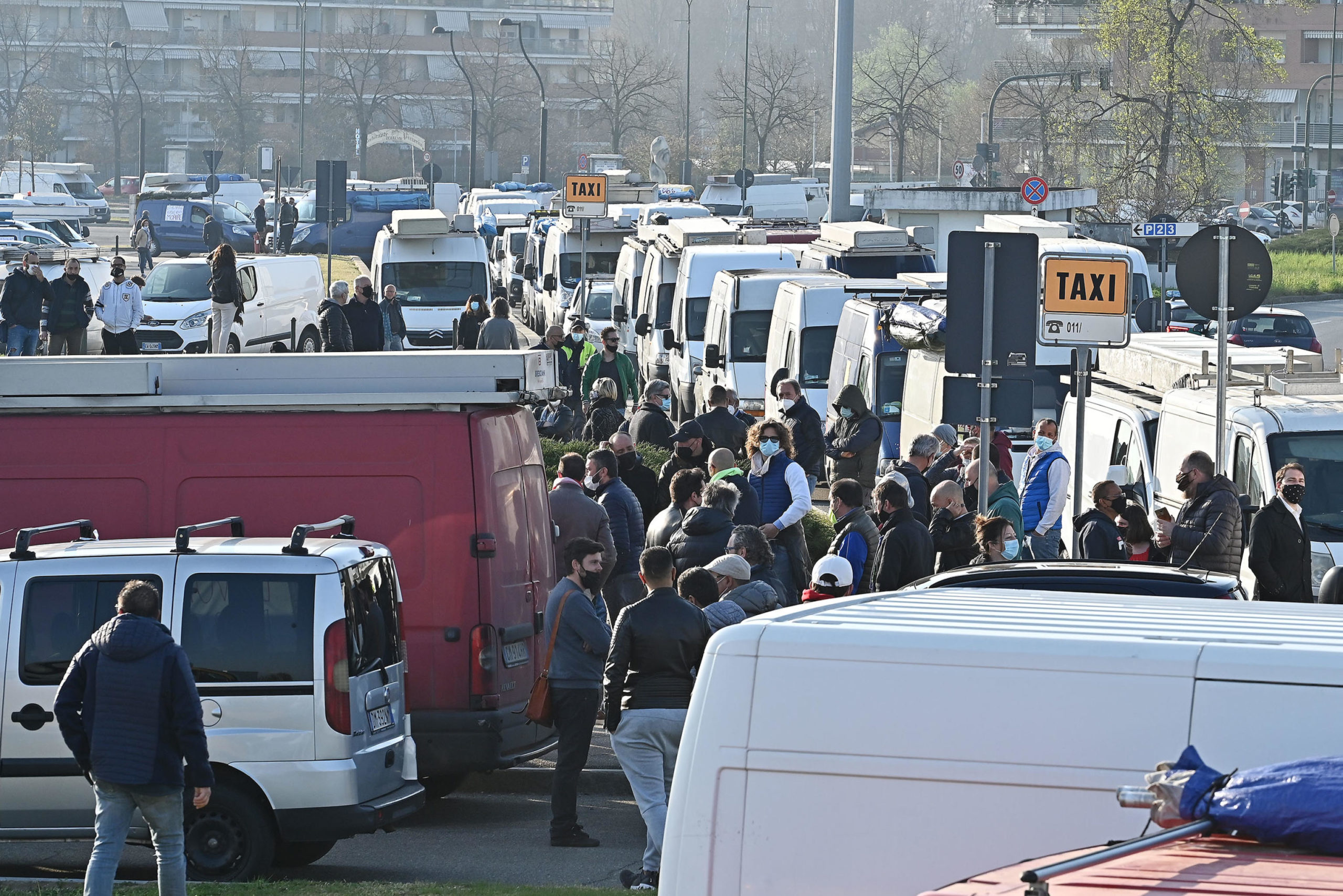 Gli ambulanti in strada per protesta