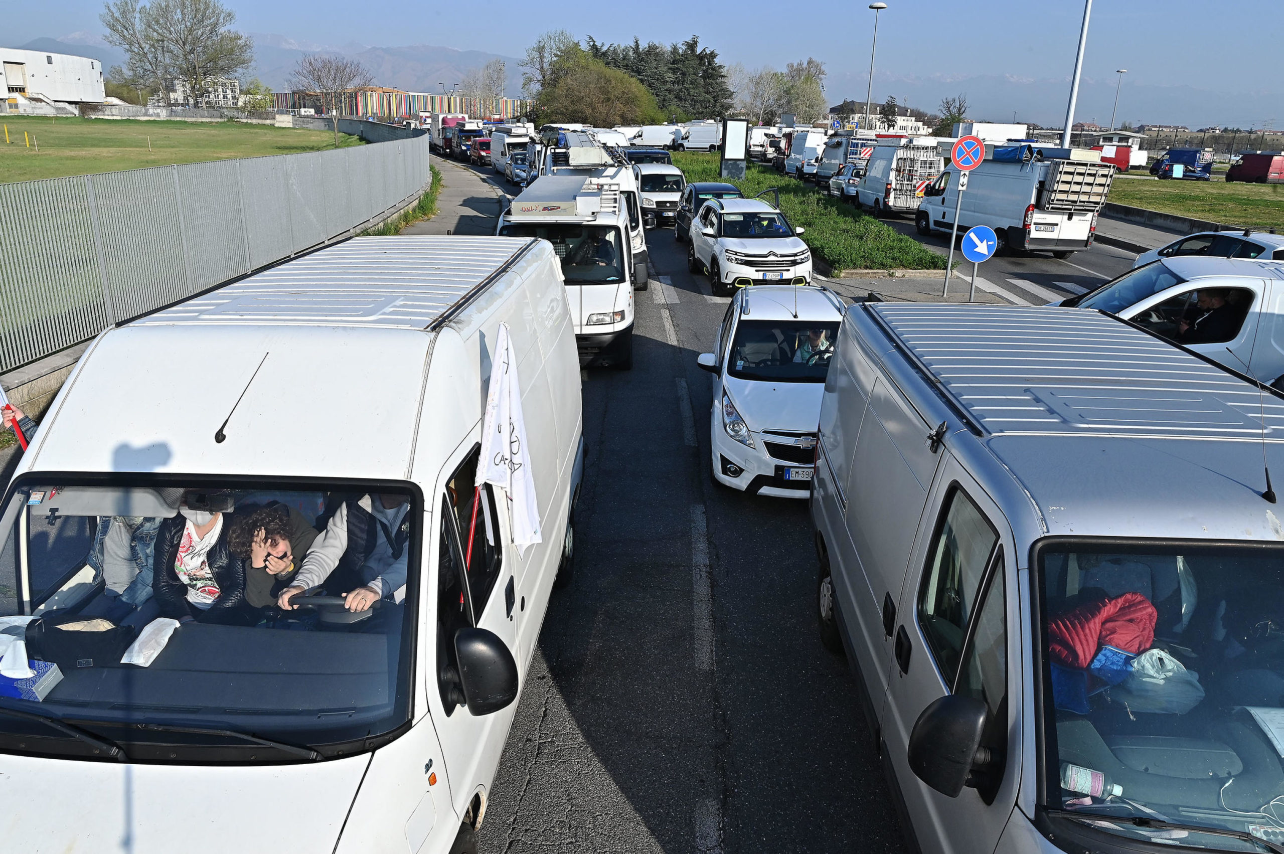 I furgoni attraversano la città per raggiungere piazza Vittorio