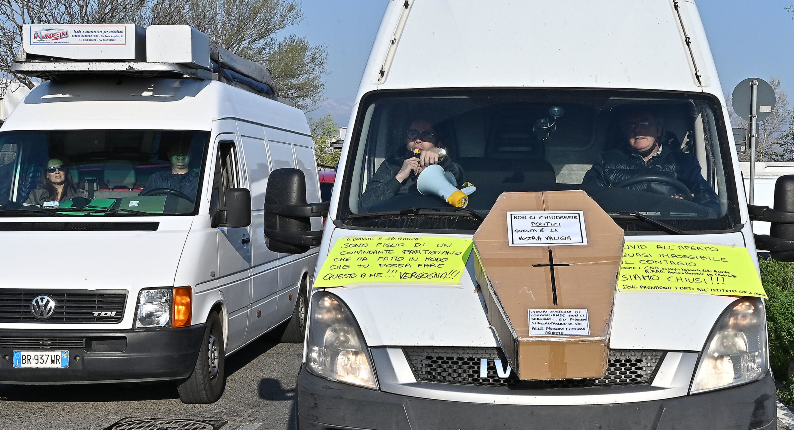 La protesta degli ambulanti con i cartelli sul furgone