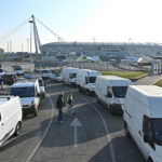 La coda di furgoni davanti all'Allianz Stadium