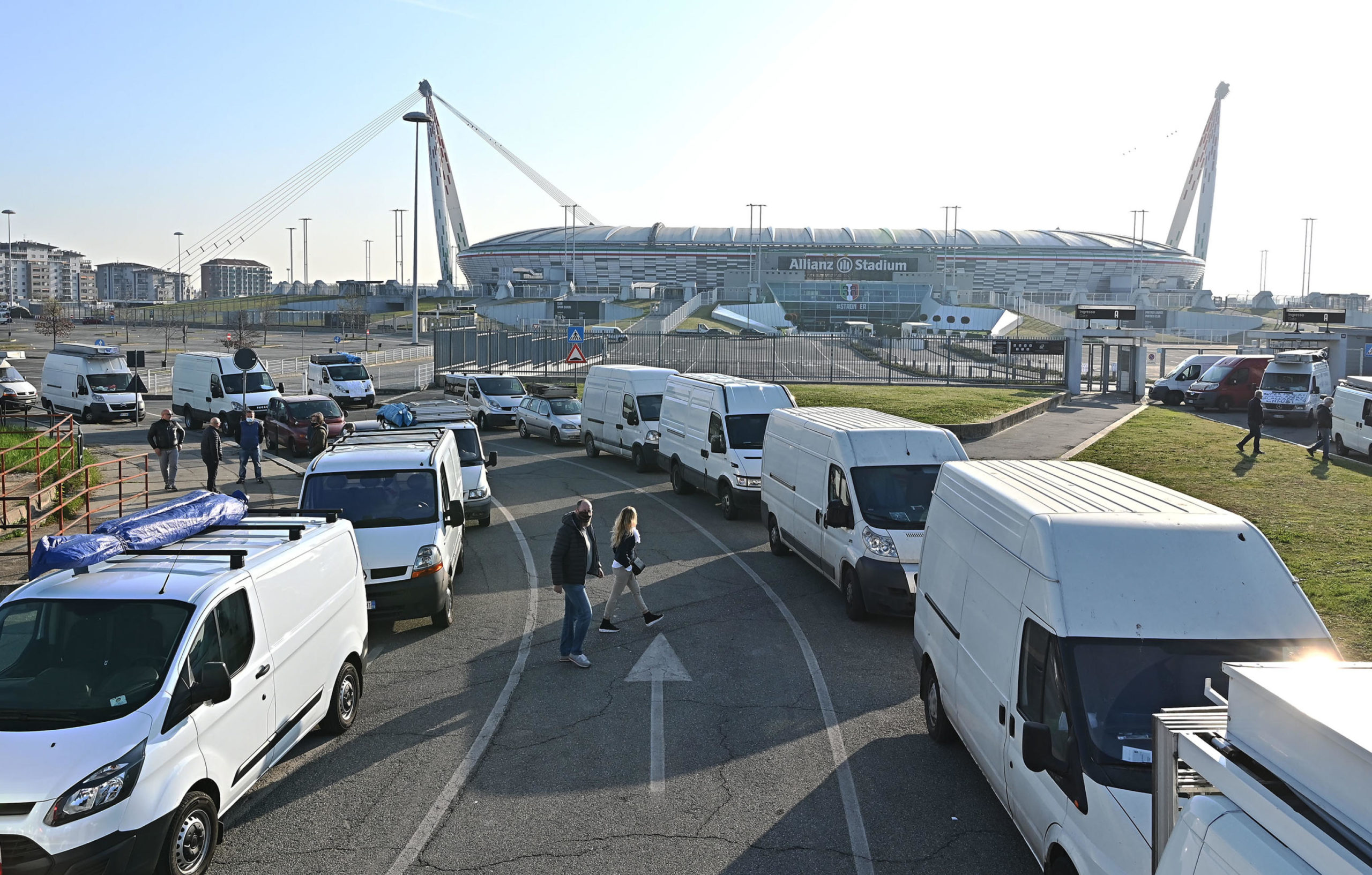 La coda di furgoni davanti all'Allianz Stadium
